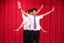 しつこいプレゼントコーナーにギャグで謝るBコース。(c)河村正和（フォトプロ）