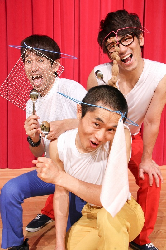 都内某所でシークレットファン感謝祭を行った焼肉ボーイズ。新曲「レバサシ・ララバイ」も披露。(c)河村正和（フォトプロ）