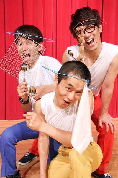 都内某所でシークレットファン感謝祭を行った焼肉ボーイズ。新曲「レバサシ・ララバイ」も披露。(c)河村正和（フォトプロ）