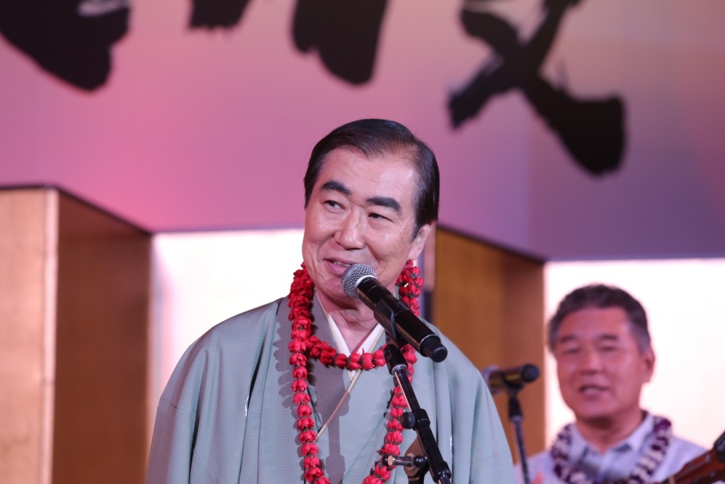 「六代 桂文枝」を襲名する三枝。