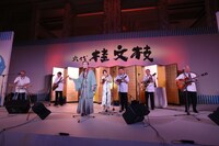 ハワイアンを披露する三枝（中央）。