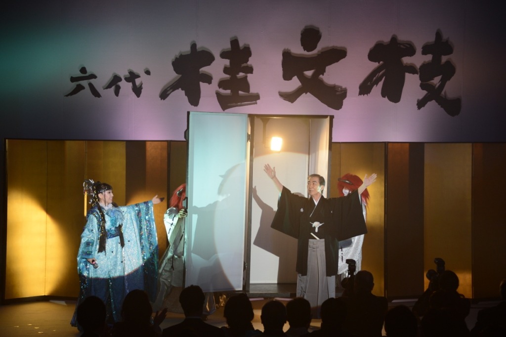 プリンセス天功（左）のイリュージョンで舞台に登場する三枝（右）。