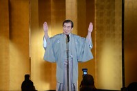 「六代 桂文枝」を襲名する三枝。