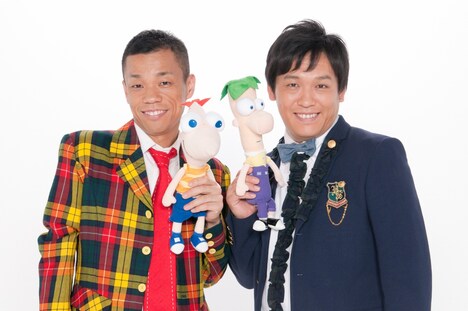 「フィニアスとファーブのトークしまショー」に出演するCOWCOW。(c)Disney