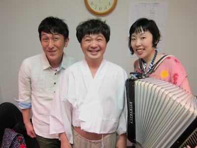 7月8日からスタートする吉本興業創業100周年記念「吉本百年物語」第4弾の7月公演「笑う門には、大大阪」に出演する山崎邦正（中央）。おしどり・マコ（右）がアコーディオン指導中。