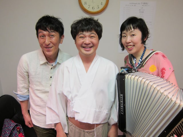 7月8日からスタートする吉本興業創業100周年記念「吉本百年物語」第4弾の7月公演「笑う門には、大大阪」に出演する山崎邦正（中央）。おしどり・マコ（右）がアコーディオン指導中。