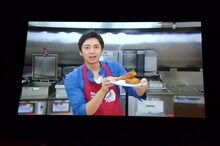 イベント会場で上映された、チュートリアル徳井がオリジナルチキンを調理するVTRの一場面。
