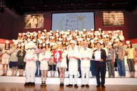 フォトセッションの一場面。審査に参加した一般人も加わった。