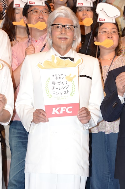 KFC「『オリジナルチキン手作りチャレンジコンテスト』」にカーネル・サンダースのコスプレで登場したチュートリアル徳井。