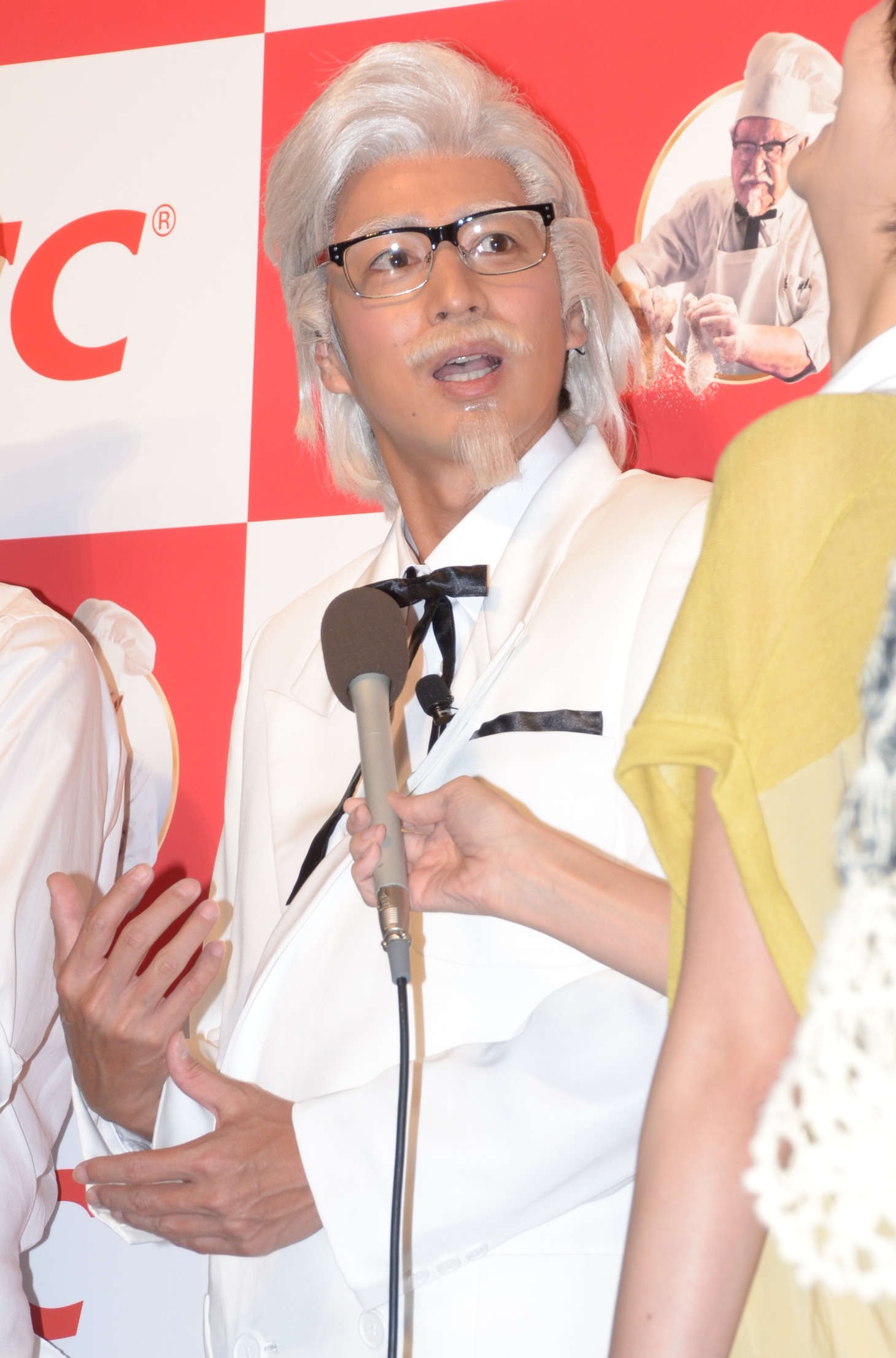 イベント終了後、報道陣の取材に応じる徳井。