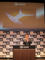 南船場に本社を構える小松克巳代表取締役社長は気さくなトークを展開。開発のきっかけとなった父親の病気や、「アベンジャーズ」に出演した話などで出席者の興味をひいた。