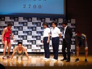 「マグチタン NEO レジェンド」の成果でキレのある腕立てを見せるなかやまきんに君。