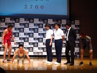 「マグチタン NEO レジェンド」の成果でキレのある腕立てを見せるなかやまきんに君。