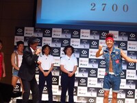 高速で右ひじと左ひじを交互に見せたツネ。