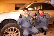 映画「ラブポリス~ニート達の挽歌~」で主演を務めた平成ノブシコブシ吉村(右)とダイノジ大地(左)。(c)関西テレビ / 吉本興業