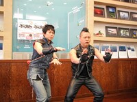 “世紀末ショートコント”を披露するキャベツ確認中。左がしまぞう、右がキャプテン☆ザコ。