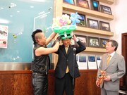 バルーンアートを町長にプレゼントするキャプテン☆ザコ。