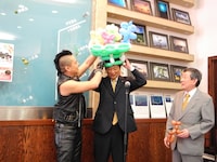 バルーンアートを町長にプレゼントするキャプテン☆ザコ。