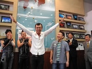 ネタを披露するジョイマン。