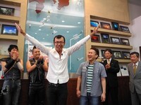 ネタを披露するジョイマン。