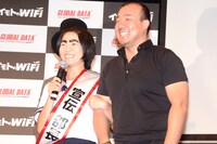 宣伝部長のタスキをインターコミュニケーションズの代表取締役・西村氏（右）から受け取ったイモト（左）。