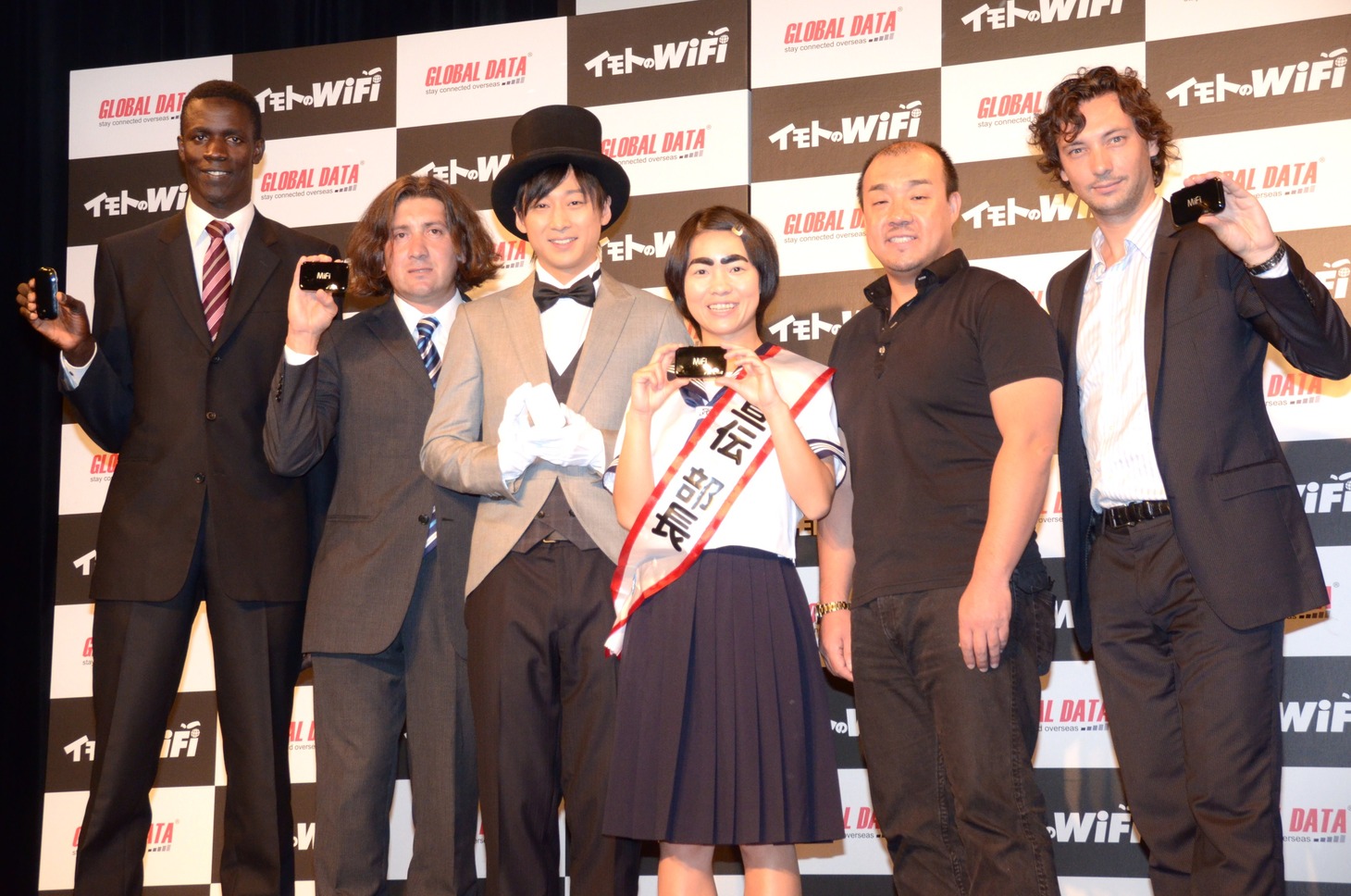 イモトアヤコ（中央右）、コン・テユ（中央左）ら。