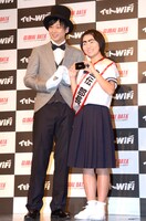 イモトアヤコ（右）とコン・テユ（左）。