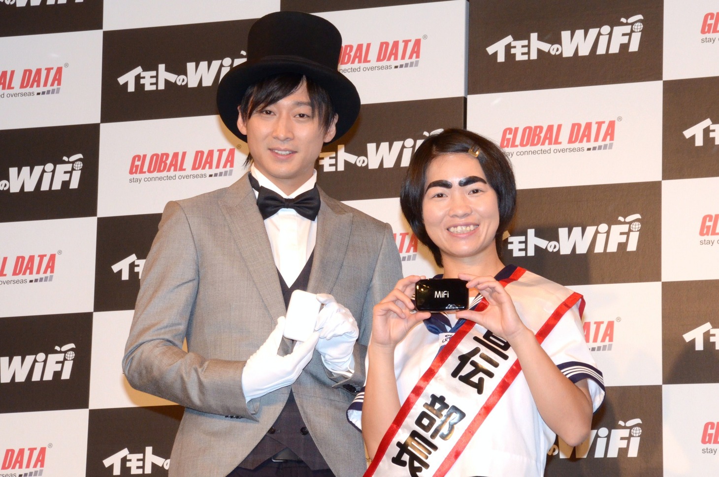 海外Wi-Fiレンタルサービス「GLOBAL DATA」の宣伝部長就任式イベントに登場したイモトアヤコ（右）とコン・テユ（左）。