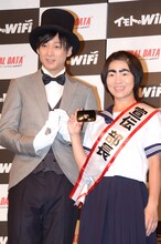 イモトアヤコ（右）とコン・テユ（左）。