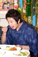 カレーを試食するベイビーギャング北見。