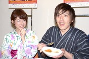 カレーを試食するベイビーギャング・りんたろー（右）と、平井理央アナ（左）。
