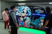「–痛車大集合☆キカク-」の一場面。(c)ひかりTV