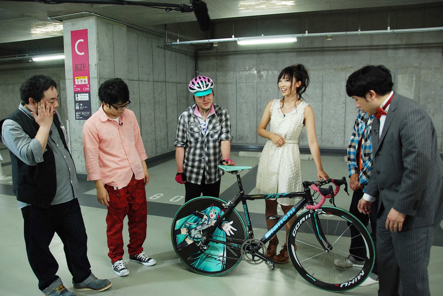 「–痛車大集合☆キカク-」の一場面。(c)ひかりTV