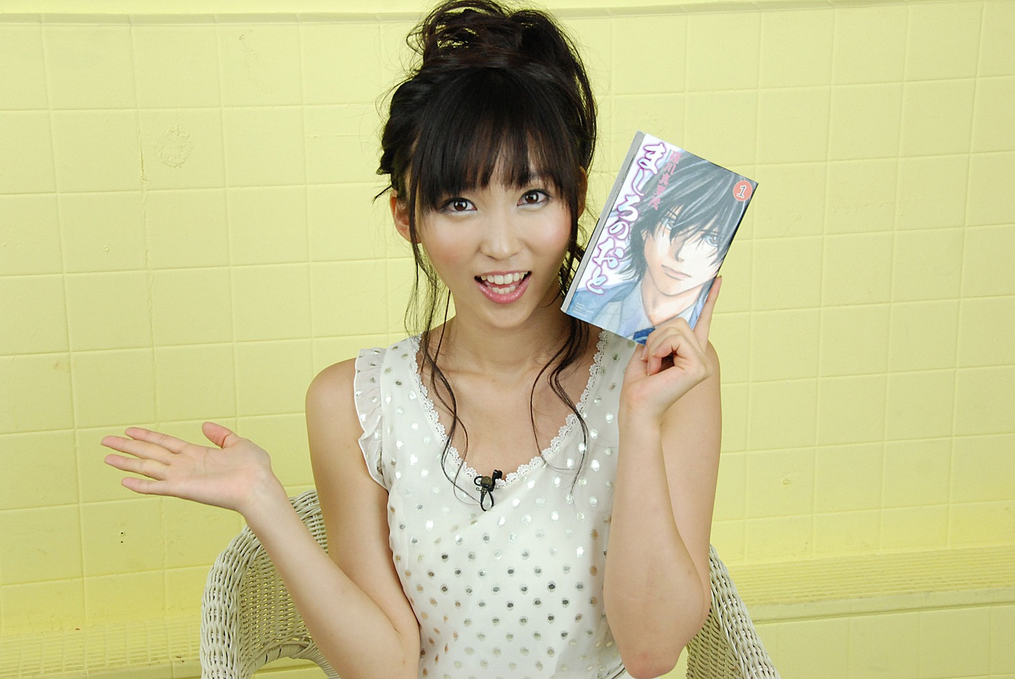 「吉木りさの“このマンガも読んでOK！”」で、マンガ「ましろのおと」を紹介する吉木りさ。(c)ひかりTV