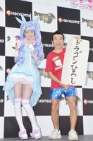 「Dragon Nest 神アイドル ハロリ役 道重さゆみ 15mのAR広告お披露目イベント」に登場した“ドラゴンひろし”こと猫ひろし（右）とモーニング娘。の道重さゆみ（左）。