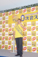 「夏を感じるモノマネ」を披露する山口智充。