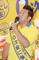 「夏を感じるモノマネ」を披露する山口智充。