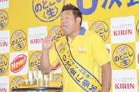 「のどごし＜生＞0次会スタンド」で提供されるおつまみを試食し「うまい！」を連呼した山口智充。