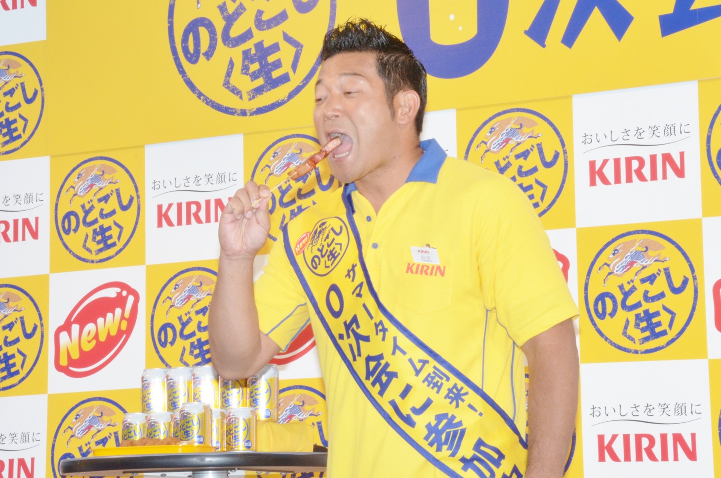 「のどごし＜生＞0次会スタンド」で提供されるおつまみを試食し「うまい！」を連呼した山口智充。