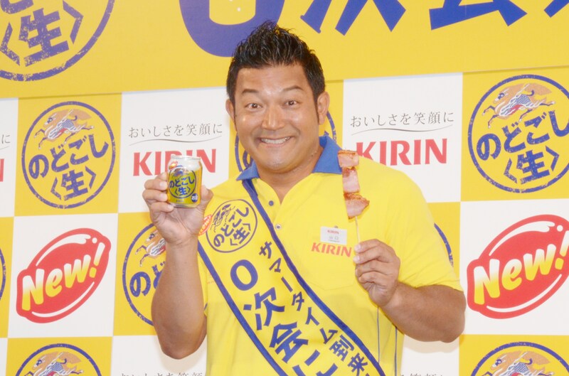 「“新・のどごし＜生＞0次会スタンド”オープン記念発表会」に登場した「のどごし＜生＞担当営業」こと山口智充。