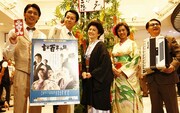 「よしもと百年物語」の第4弾となる7月公演「笑う門には、大大阪」の初日会見に出席した(左から)金子昇、小籔千豊、南野陽子、藤林美沙、山崎邦正。(c)吉本興業
