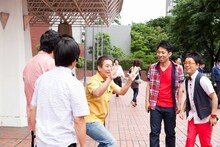 中川家、FUJIWARA、パンクブーブー出演、auのスペシャルWEB動画コンテンツ「つながるTV」第1弾「つながるツアー」篇。