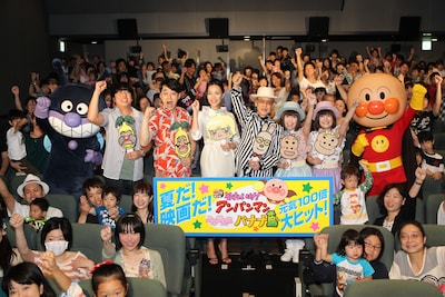 アニメ映画「それいけ！アンパンマン よみがえれ バナナ島」の初日舞台挨拶に登場したバナナマン（中央左端、ばいきんまんの隣）ら。(c)やなせたかし/フレーベル館・TMS・NTV(c)やなせたかし/アンパンマン製作委員会2012