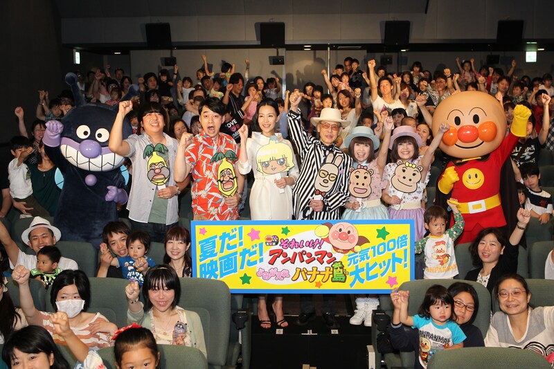 アニメ映画「それいけ！アンパンマン よみがえれ バナナ島」の初日舞台挨拶に登場したバナナマン（中央左端、ばいきんまんの隣）ら。(c)やなせたかし/フレーベル館・TMS・NTV(c)やなせたかし/アンパンマン製作委員会2012