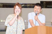 司会を務めたダイノジ大谷（右）と出雲阿国（左）。