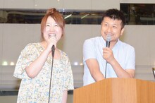 司会を務めたダイノジ大谷（右）と出雲阿国（左）。