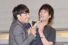 ヤンキーのケンカ風にプレゼンを行うピース綾部（左）とカナリア安達（右）。