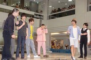 瀬下（右から2人目）のジェスチャーが何を表しているのかまったく答えられない川原（左端）。