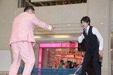 即興の警察コントで拍手喝采を浴びた平成ノブシコブシ吉村（右）とダイノジ大地（左）。