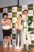 山田ルイ53世（左）の「妻からの手紙」を代読するひぐち君（右）。